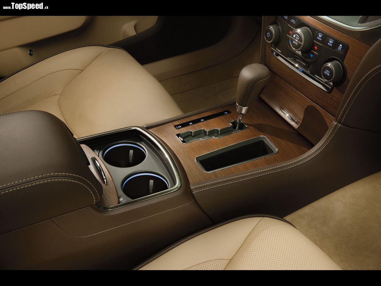 Koža, dvero, koža, drevo, koža, drevo, vyspelá technika a výkonné motory. Taký je stručný opis Chryslera 300 Luxury Series.